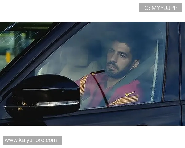 刚满18岁的小伙学驾照女友驾车送他去巴萨训练场