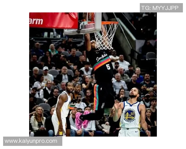 卡梅隆托马斯展现超强实力24投12中贡献33分9助攻成新一代空砍达人