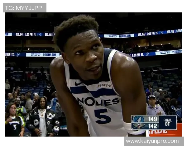 爱德华兹华丽突破拉杆换手上篮精彩得分引爆全场激情